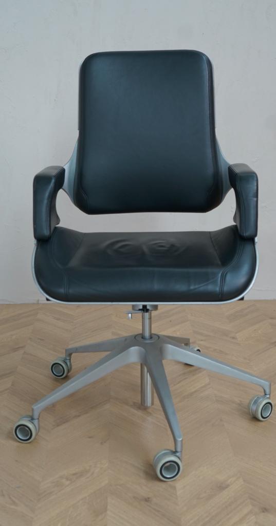 Interstuhl Silver 262S direktørstol set forfra i sort læder og børstet metal